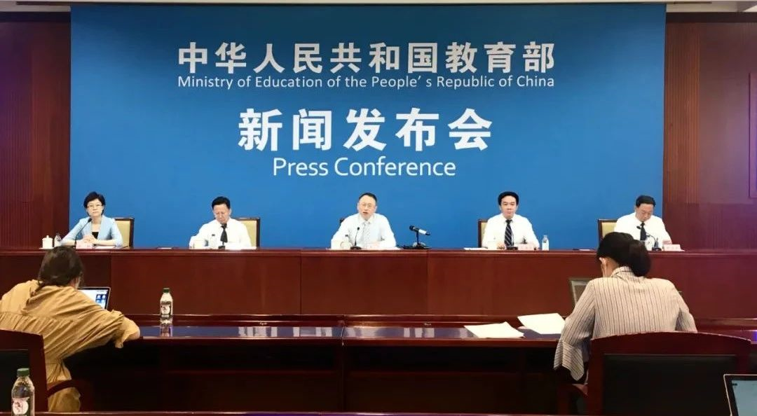 澳门疫情精准防控显成效，南京防疫政策再升级，双城记下的中国抗疫智慧