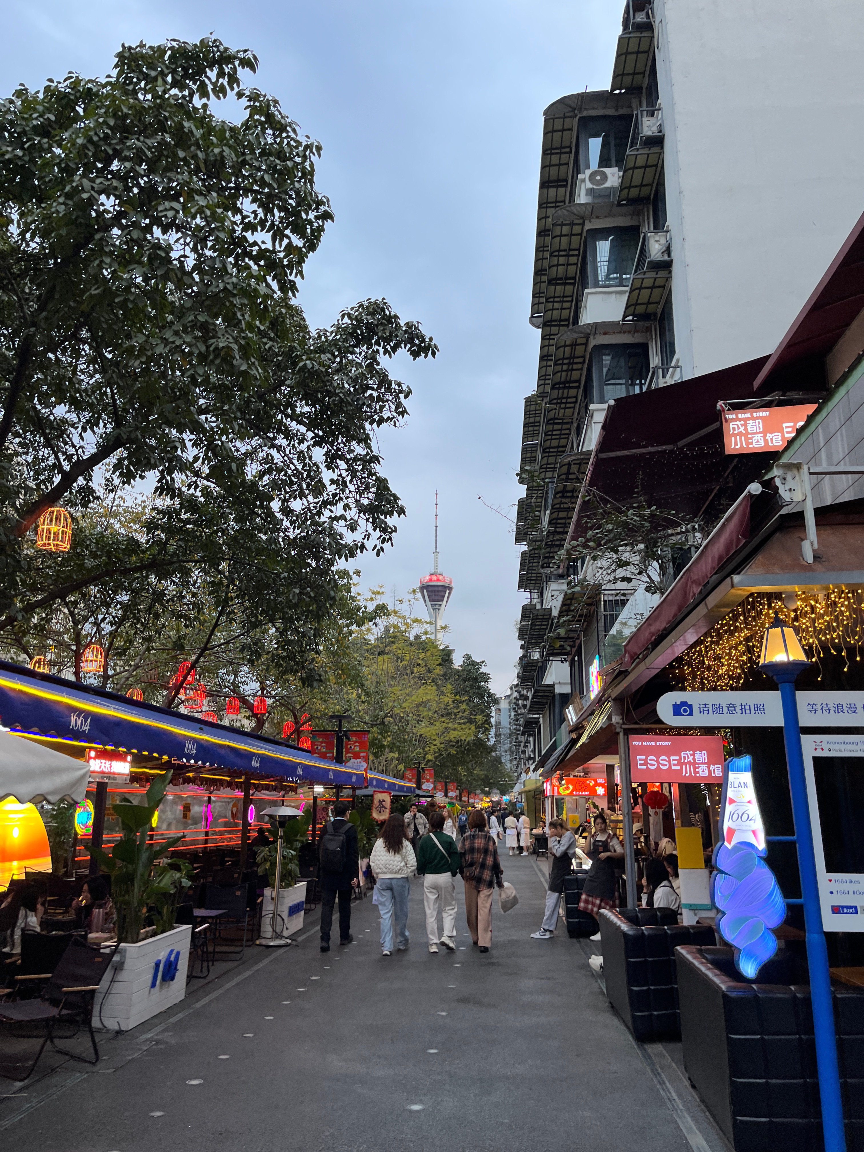 疫情下的成都望平街，坚韧与希望并存