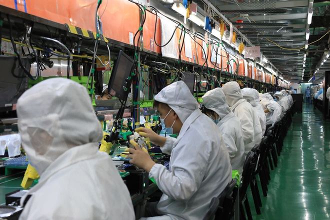 富士康郑州工厂受灾，一场暴雨如何撕裂全球供应链的脆弱神经？