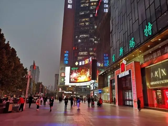 郑州商场关闭潮背后，城市商业转型的阵痛与新生机遇