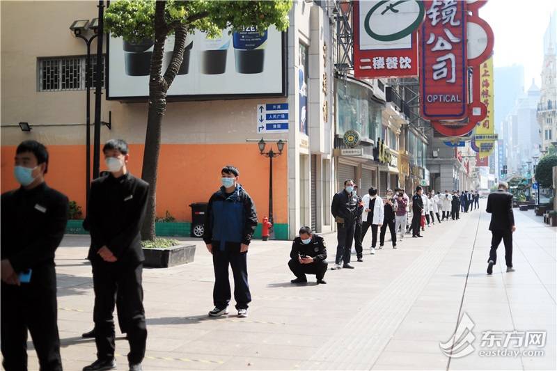 南京路疫情下的无名英雄，守护繁华街区的逆行者们